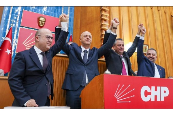 Eski partililerinin eleştirilerini cevapladı