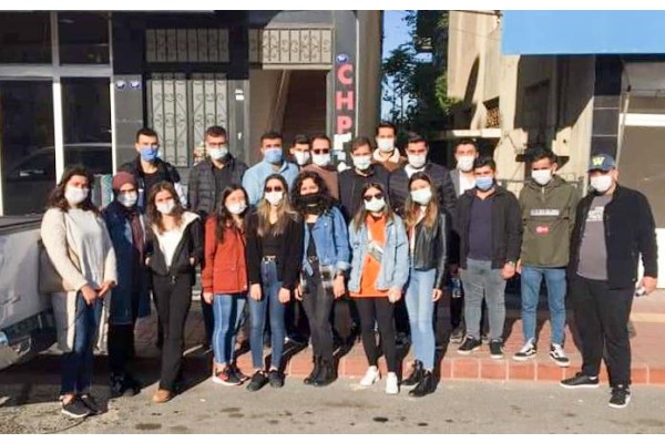 CHP’Lİ GENÇLER DEPREMZEDE ÇOCUKLARIN YANINDA