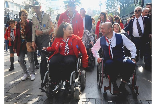 ŞEHRİN SOKAKLARINI ENGELLİ SANDALYESİYLE DOLAŞTI