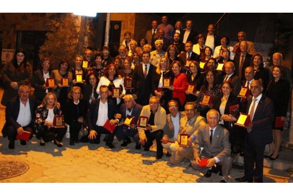 CHP İZMİR EĞİTİM ORDUSUNU ONURLANDIRDI