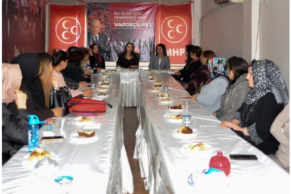 MHP’Lİ KADINLARDAN KADIN HAKLARI SUNUMU