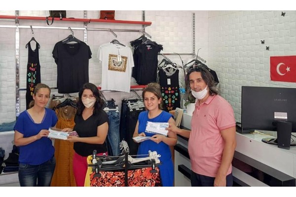 İYİ PARTİ ESNAFA MASKE DAĞITTI