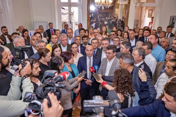 CHP’li Büyükşehir Meclis Grubu’ndan Soyer’e destek