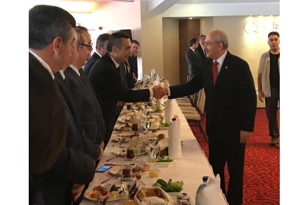KILIÇDAROĞLU PARTİLİ İLÇE BAŞKANLARI İLE BULUŞTU