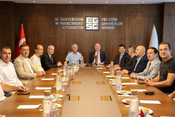 İzmir'de iş dünyasıyla buluştu