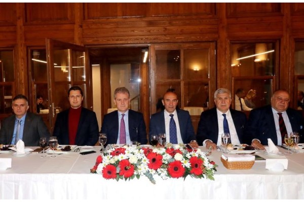 İZMİRLİ BAŞKANLAR TUNÇ SOYER’İ AĞIRLADI