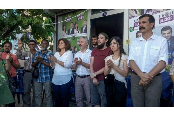 HDP’NİN ADAYLARI ALİAĞA’DA SEÇMENLE BULUŞTU
