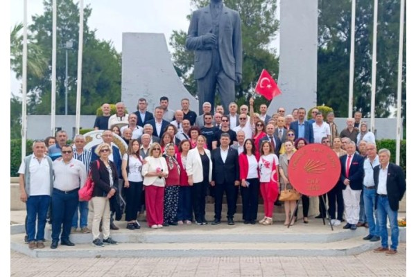 CHP, Atatürk Anıtı’na çelenk bıraktı