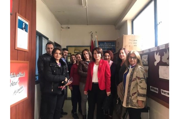 MHP’Lİ KADINLARDAN ÖĞRETMENLER GÜNÜ ZİYARETİ