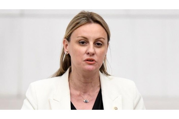 Partisinden istifa etti