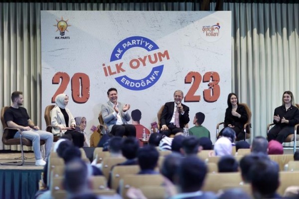 Akar, şehit aileleri ile bir araya geldi