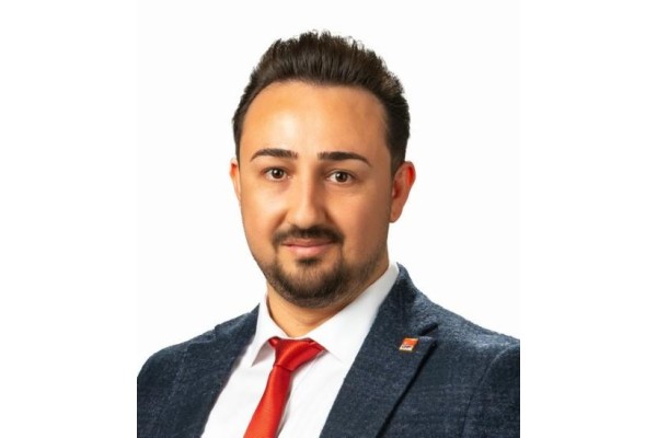 Partisinden istifa etti