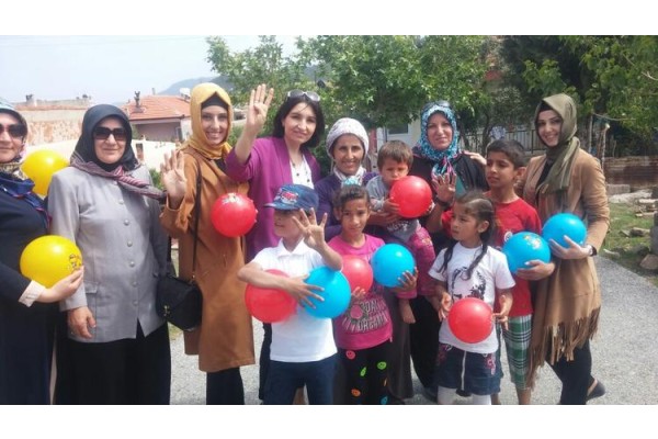 AK KADINLAR ÇOCUKLARI SEVİNDİRDİ