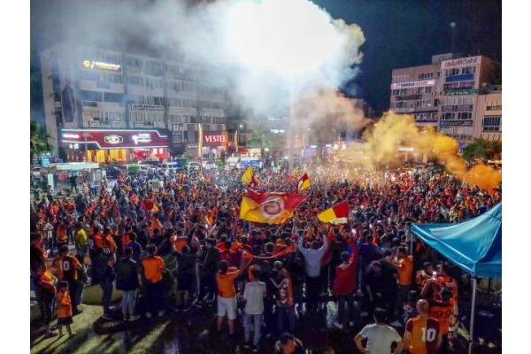 Galatasaray taraftarları şampiyonluğu kutladı