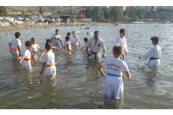 DENİZDE KARATE ANTRENMANI