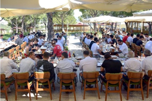 SARI SİYAHLILAR MORAL DEPOLADI