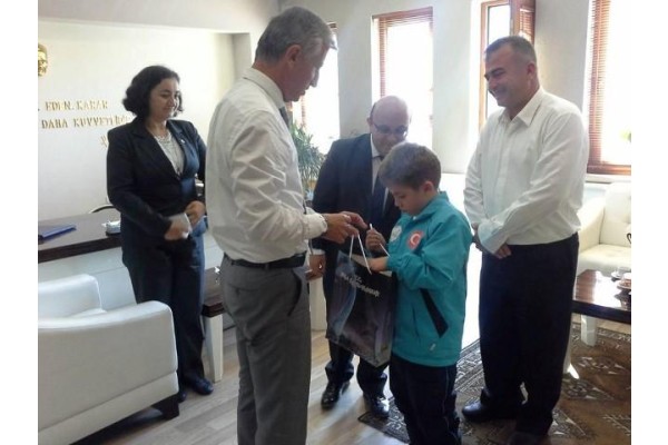 MADALYASINI KAYMAKAMA TAKDİM ETTİ