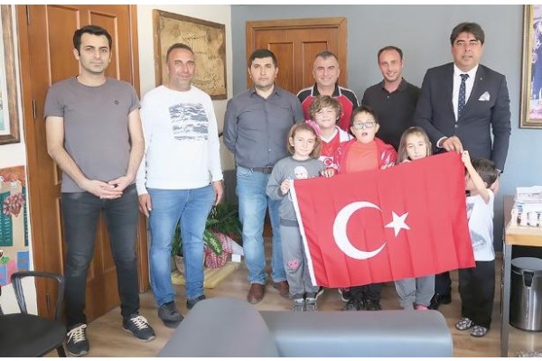 KÜÇÜK SPORCULAR BAŞKAN DEMİRAĞ’I ZİYARET ETTİ