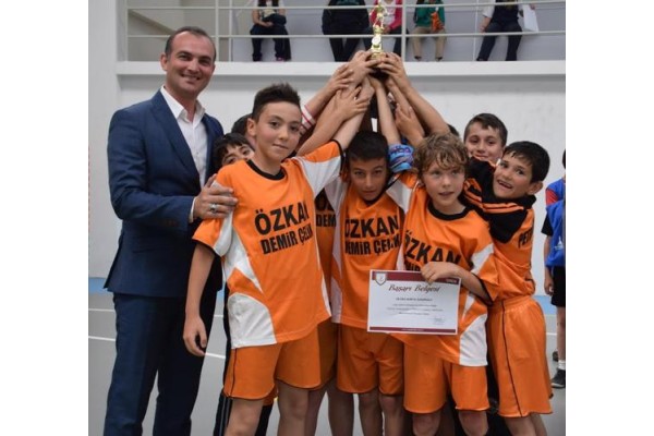 FUTSAL TURNUVASININ BİRİNCİSİ PETROKİMYA İLKOKULU