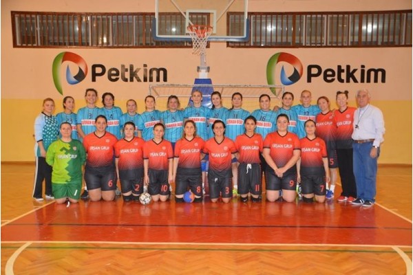 HENTBOL VETERANLARINDAN DOSTLUK MAÇI