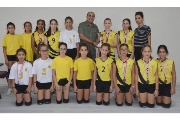 MİNİ KIZLAR VOLEYBOL TAKIMI’NDAN BİR KUPA DAHA