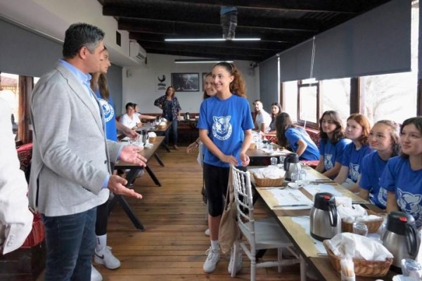 Acar, kadın voleybolcularla bir araya geldi