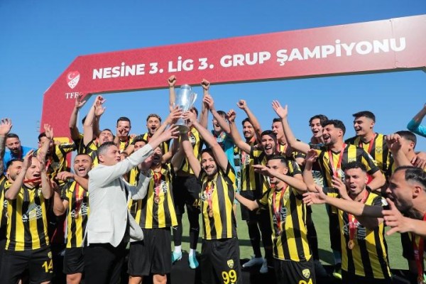 Futbolcuların kupa sevinci