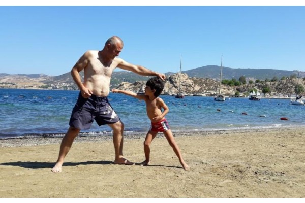 DENİZDE KARATE ANTRENMANI