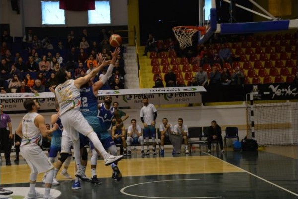 PETKİM SPOR EVİNDE KAZANDI