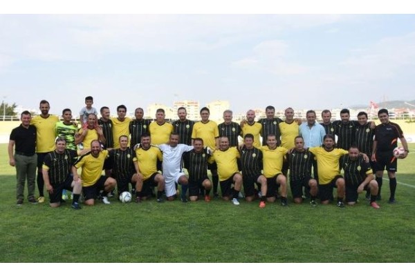 ALİAĞA’NIN ESKİ FUTBOLCULARI SAHAYA İNDİ
