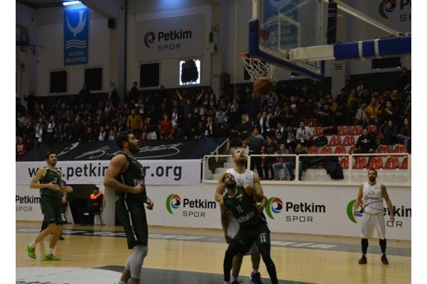 LİGİN LİDERİNİ DEVİRDİ