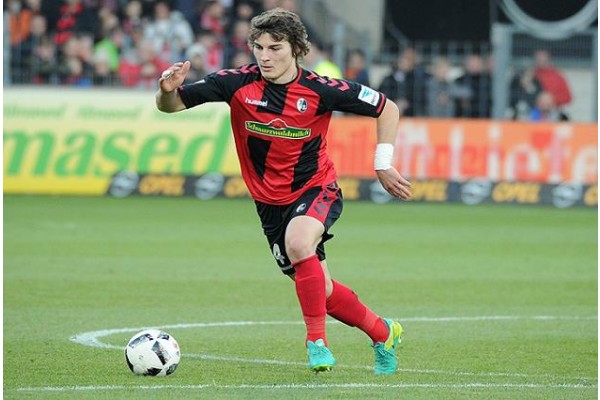 DEV KULÜPLER PEŞİNDE