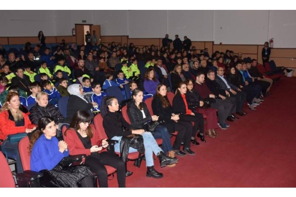 GENÇ SPORCULARA BESLENME SEMİNERİ