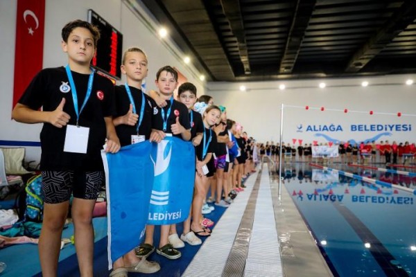 Genç yüzücüler Atatürk için yarıştı