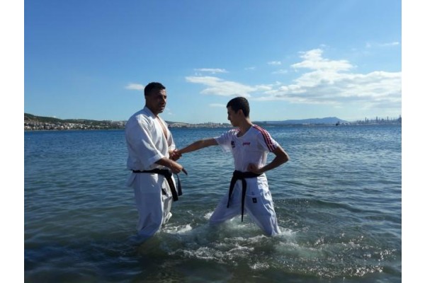 DENİZDE KARATE ANTRENMANI