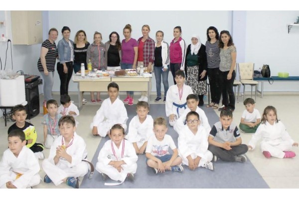 ANNELER KARATE ANTRENMANINDA