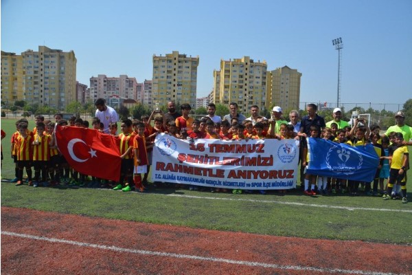 MİNİKLER DEMOKRASİ ŞEHİTLERİ İÇİN SAHADA