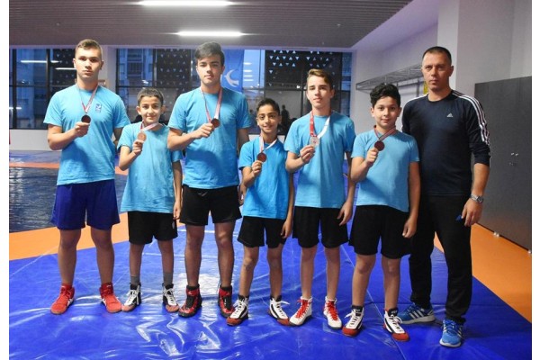 GENÇ GÜREŞÇİLER BAŞARIYA DOYMUYOR