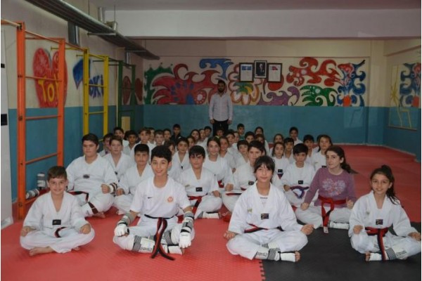 ALİAĞA'DA GELECEĞİN ŞAMPİYON TAEKWONDOCULARI YETİŞİYOR