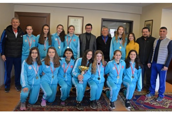 ŞAMPİYON KIZLARDAN BAŞKAN GÖNENÇ’E TEŞEKKÜR ZİYARETİ