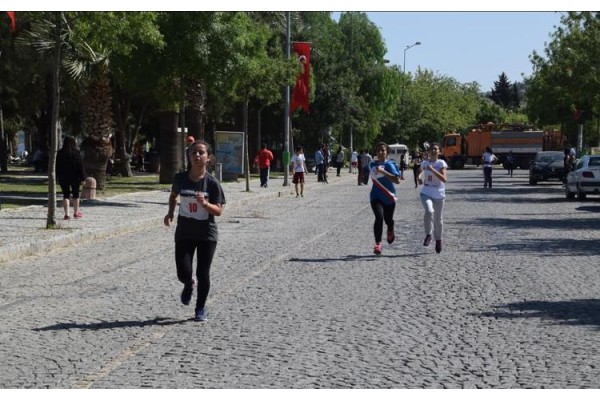 ALİAĞA’DA 19 MAYIS ATATÜRK KOŞUSU YAPILDI