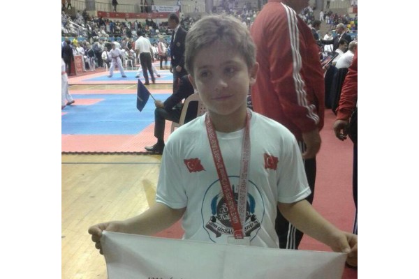 MİNİK KARATECİDEN BİR BAŞARI DAHA