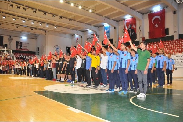 GENÇLİK ÖDÜLLERİNİ ALDI