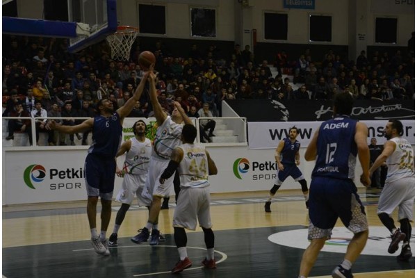 PETKİM SPOR ZİRVE YARIŞINI SÜRDÜRÜYOR