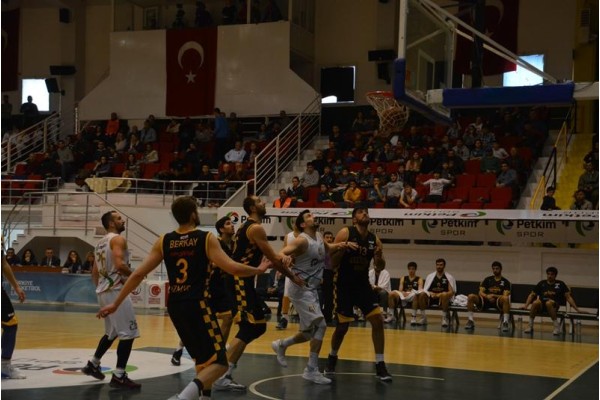 İZMİR DERBİSİNİN GALİBİ PETKİM SPOR