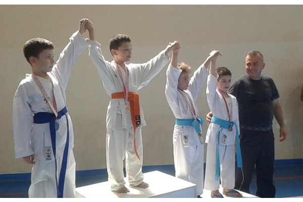 BABA-OĞUL BAŞARIYA DOYMUYORLAR