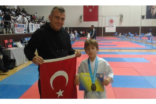 MİNİK KAAN BAŞARIYA DOYMUYOR