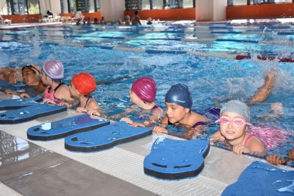 YÜZME KURSLARINA İLGİ YOĞUN