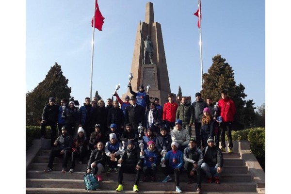 KUBİLAY VE CUMHURİYET ŞEHİTLERİ ANISINA KOŞTULAR