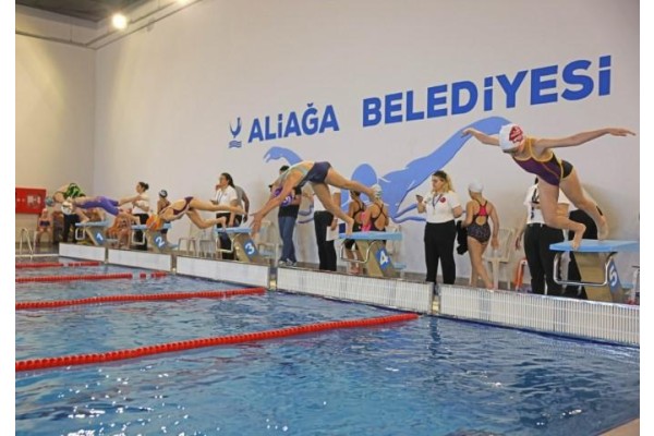 Yüzücüler okulları adına yarıştı